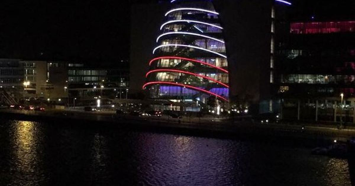 У Дубліні засвітився прапор Франції. / © Twitter/abcnews