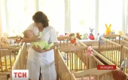 Брошенный малыш Володя, о котором заботилась вся Украина, теперь ждет новую маму