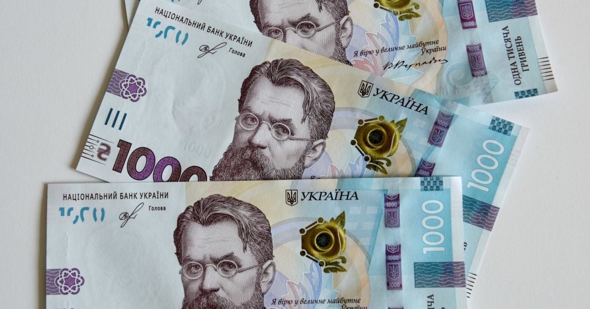 У кого з українців можуть забирати половину зарплати