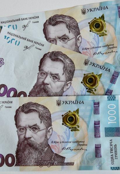 У кого з українців можуть забирати половину зарплати