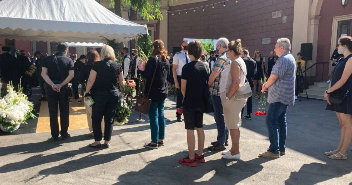 В Одесі прощаються з Олександром Ройтбурдом: люди з квітами стоять у черзі до труни (фото)