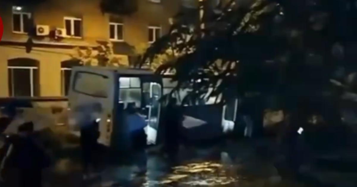 У Києві на Лук’янівці дерево впало на маршрутку