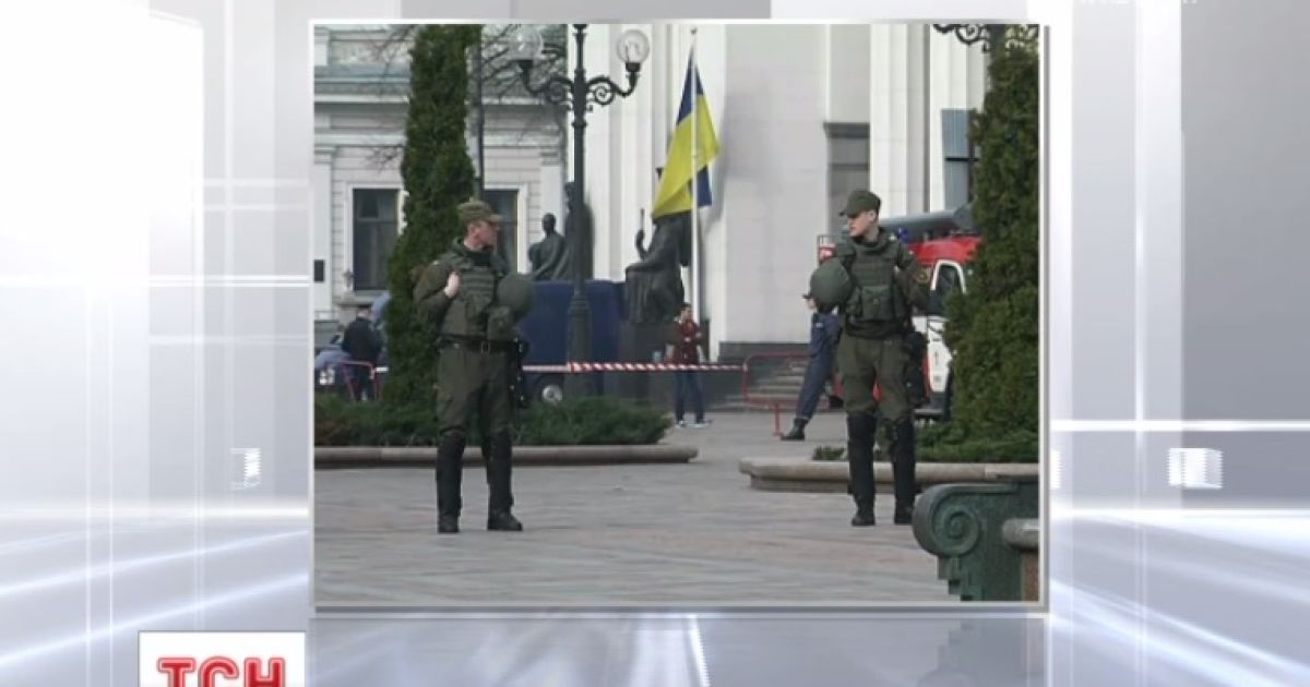 Важный день в Раде. К парламенту стянули Нацгвардию, скорую и пожарных