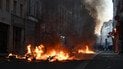 Протестующие начали строить баррикады и поджигать их