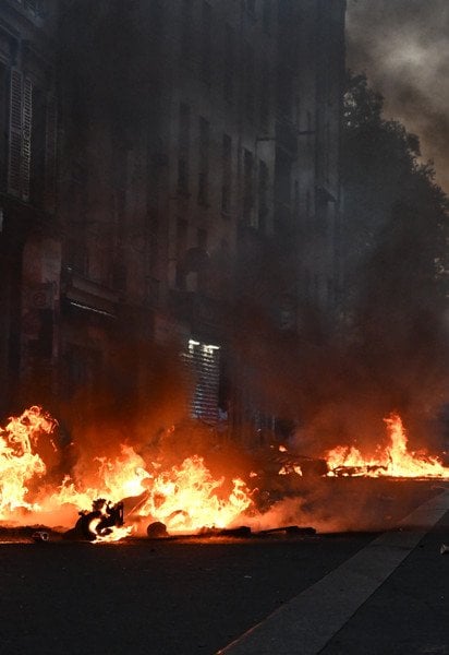 Протестувальники почали споруджувати барикади та підпалювати їх