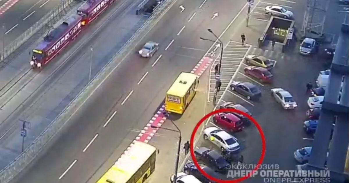 У Дніпрі натовп чоловіків побив та викрав місцевого мешканця: у місті ввели спецоперацію