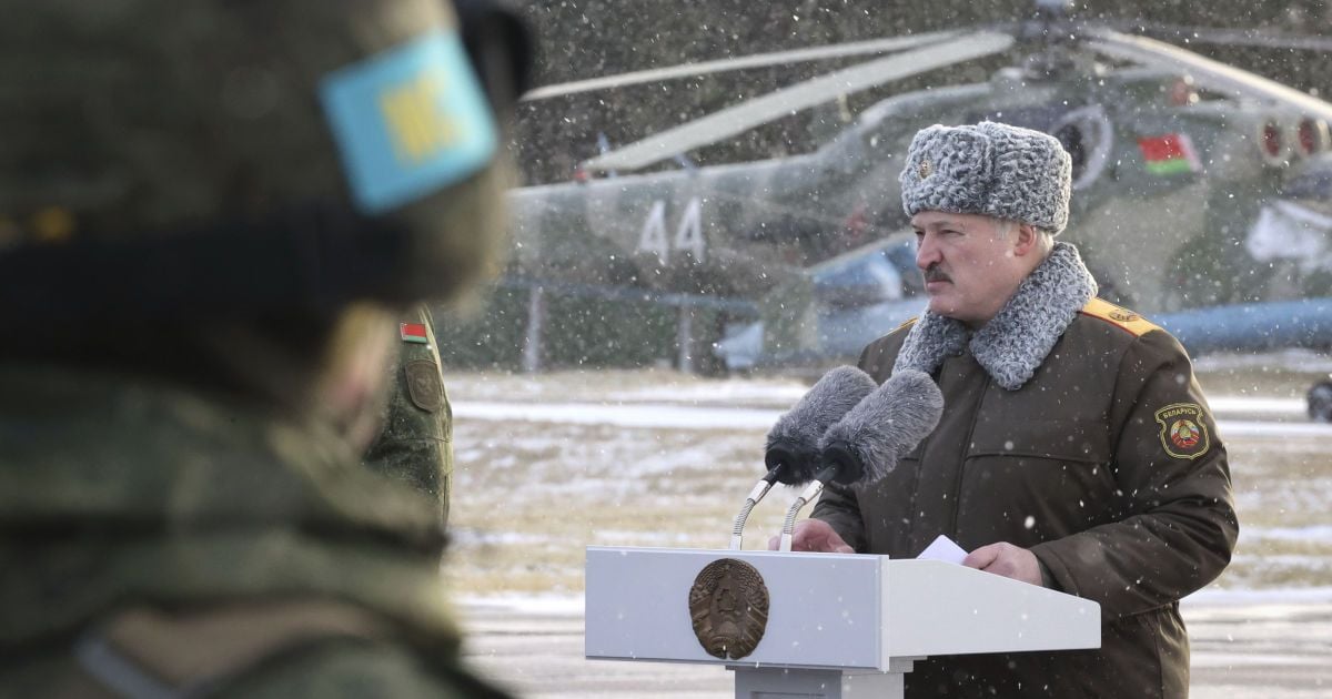 "Хуже натовских военнослужащих": Лукашенко раскритиковал Украину за укрепление границы от мигрантов из Беларуси