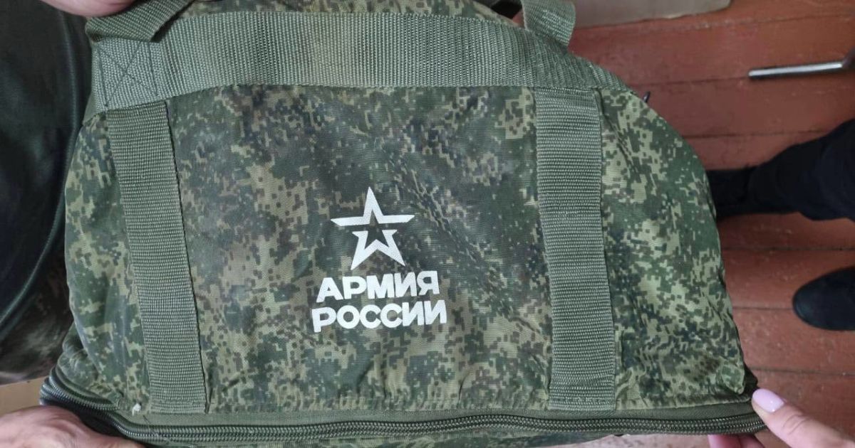 "Забули погони, шеврони і навіть аптечку": у селі на Київщині жінка виявила у себе вдома речі окупантів (фото)