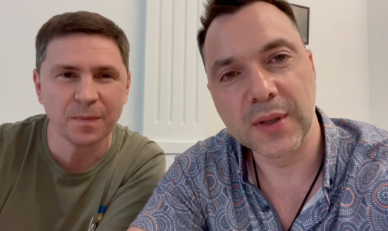 "Будемо мочити один одного": Арестович та Подоляк прокоментували чутки про "війну" між ними (відео)