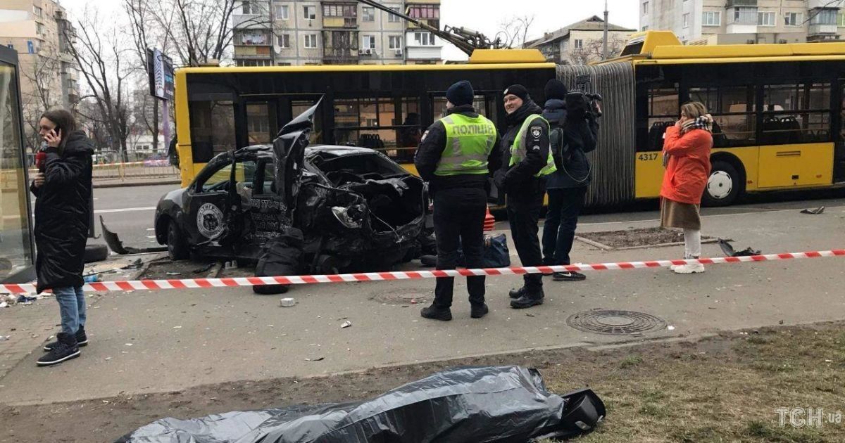 В Киеве легковушка протаранила троллейбус и остановку: есть погибший и пострадавшие