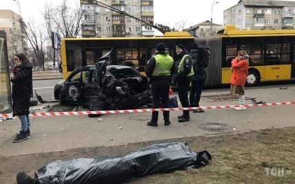 У Києві легковик протаранив тролейбус та зупинку: є загиблий та постраждалі