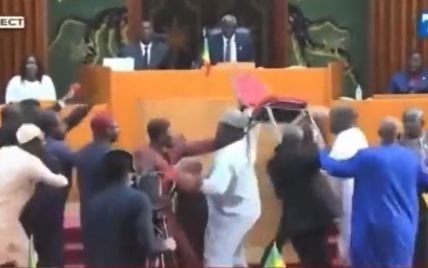 В сессионном зале летали стулья: в парламенте африканской страны депутаты устроили жестокую драку (видео)