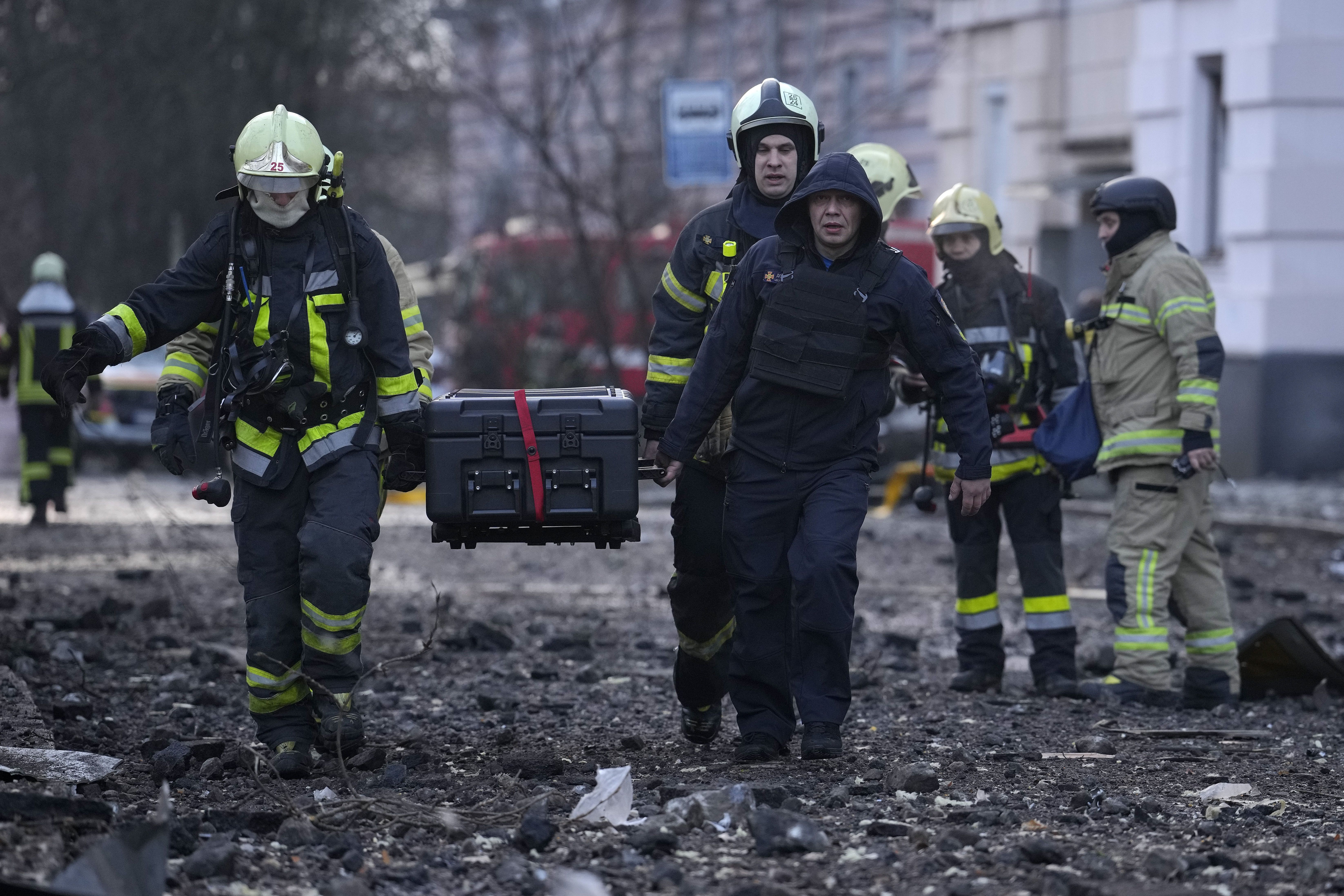Рятувальна операція в Києві / © Associated Press