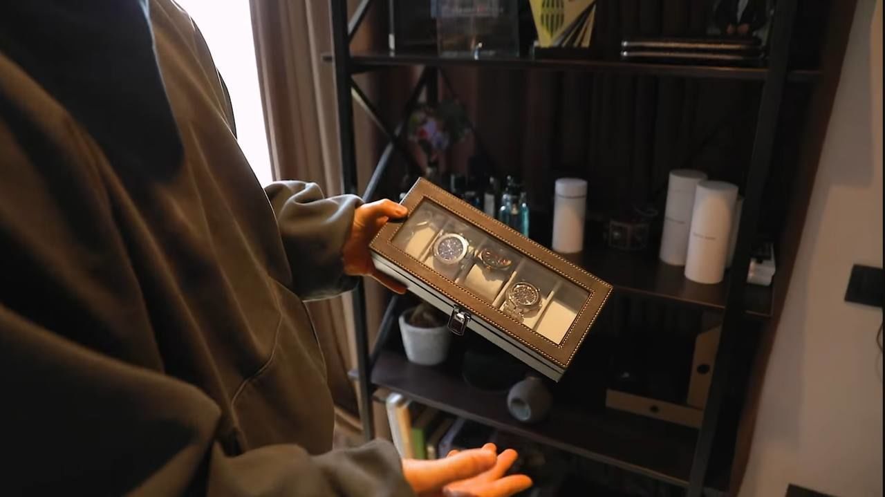 Александр Волошин показал подарки от экс-жены Анны Тринчер / © 