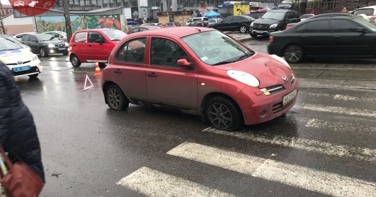 В Киеве автомобиль врезался остановку и сбил трех человек