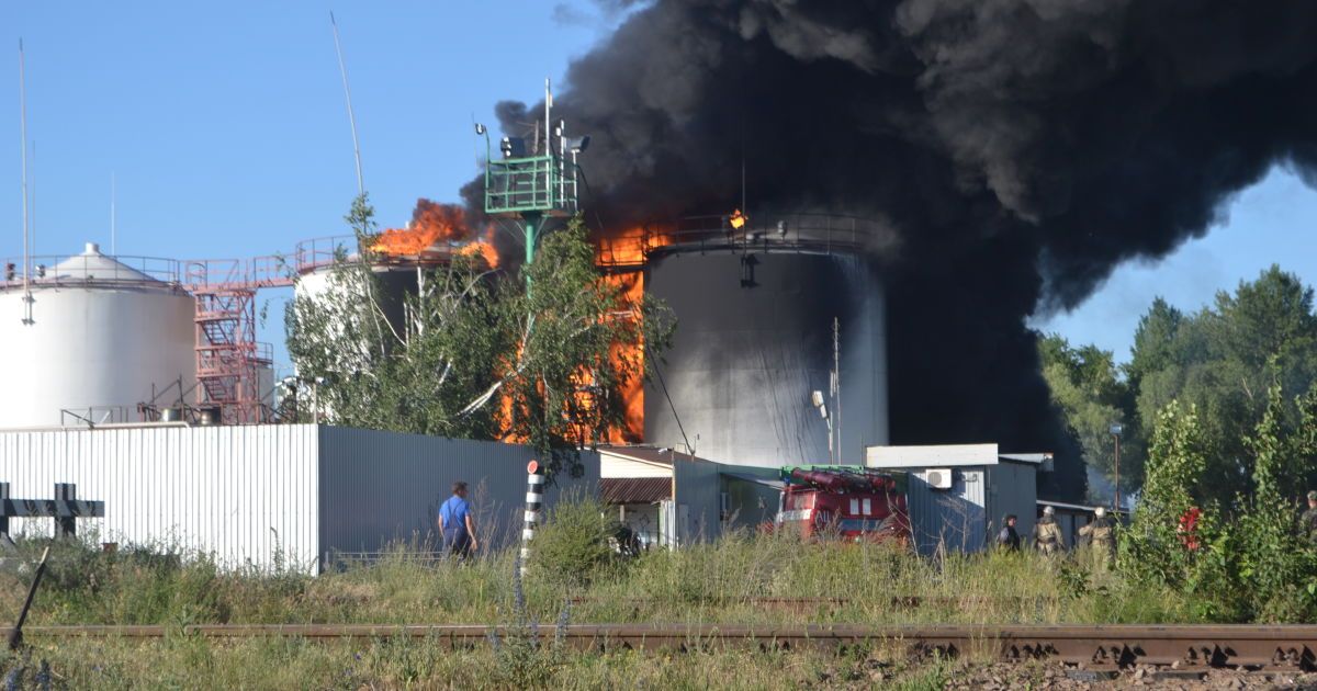 Пожар вплотную приблизился к еще одной нефтебазе под Васильковом