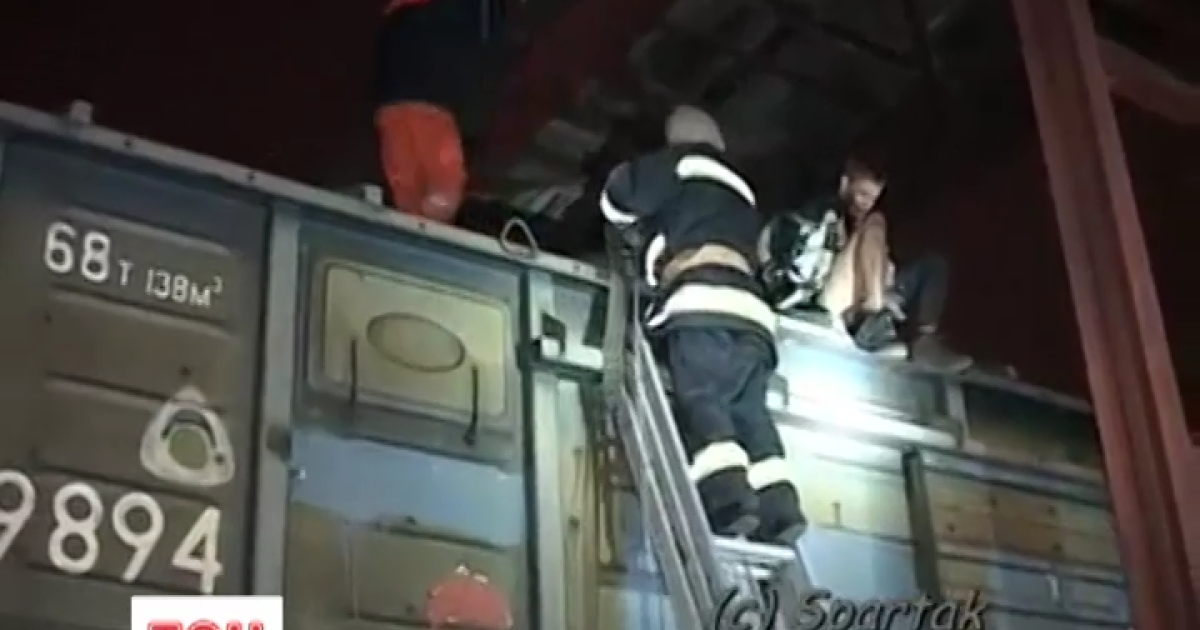 Рятувальники зняли з вагонів студентів, які впали з мосту
