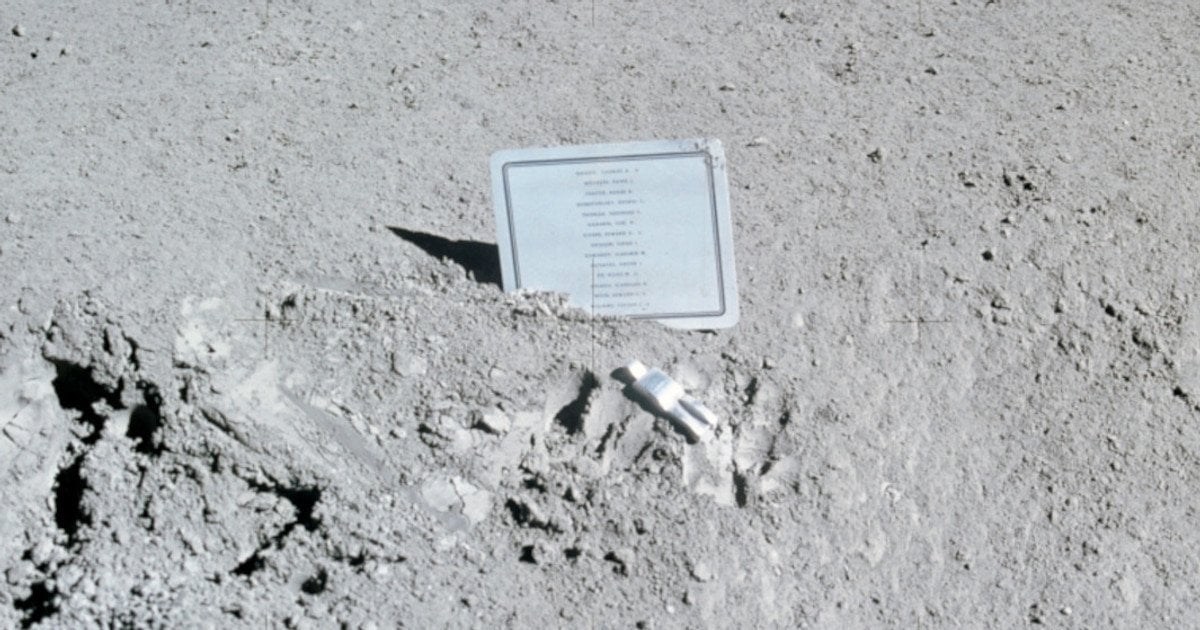 Скульптура на Луне