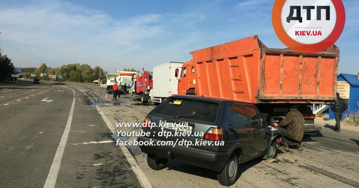 Машины получили разное количество повреждений, сколько пострадавших - неизвестно / © dtp.kiev.ua