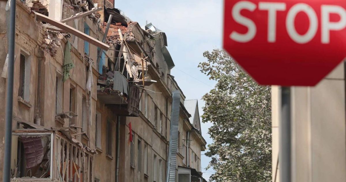 Наслідки ракетного удару по будинку у Львові
