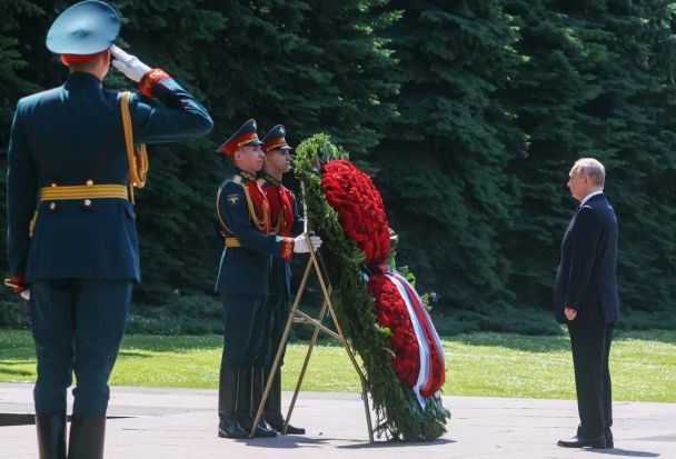 В тот же день, 22 июня, Путин принял участие в возложении цветов к Могиле Неизвестного Солдата в 12:15 / © 