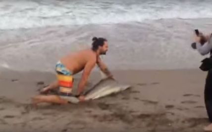 В США мужчина выловил из океана акулу ради селфи
