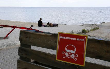 Море – за ґратами: в Одесі на пляжах встановили паркани, але люди все одно лізуть до замінованої водойми
