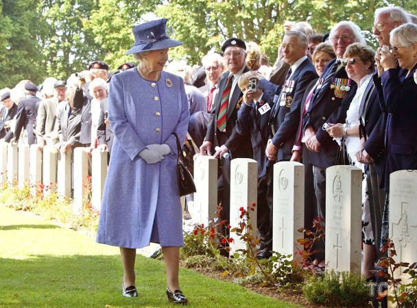 Королева Великої Британії Єлизавета II проходить повз могили на британському військовому цвинтарі в Байо, на північному заході Франції, 6 червня 2004 року, під час церемонії, присвяченої 60-річчю висадження десанту в Нормандії. / © Associated Press