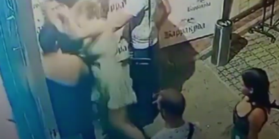 Разорванная футболка и пощечина: в Бердянске охранник ночного клуба жестоко избил женщину (видео)