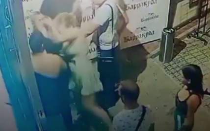 Разорванная футболка и пощечина: в Бердянске охранник ночного клуба жестоко избил женщину (видео)