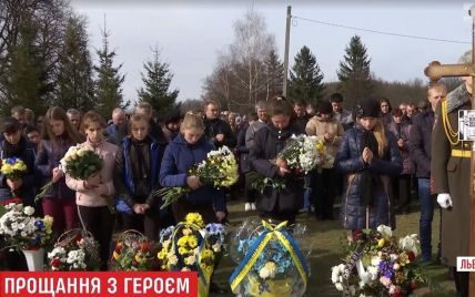 На Львівщині зі зворушливими почестями поховали 18-річного бійця АТО