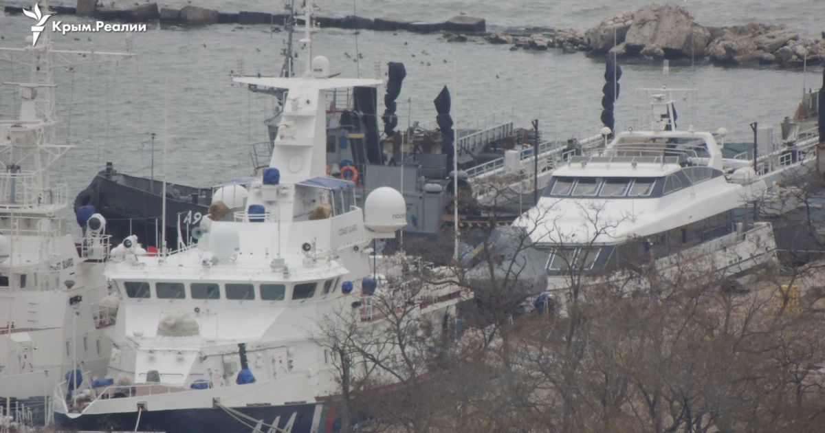 Российские оккупанты в Керчи замаскировали захваченные украинские катера - СМИ