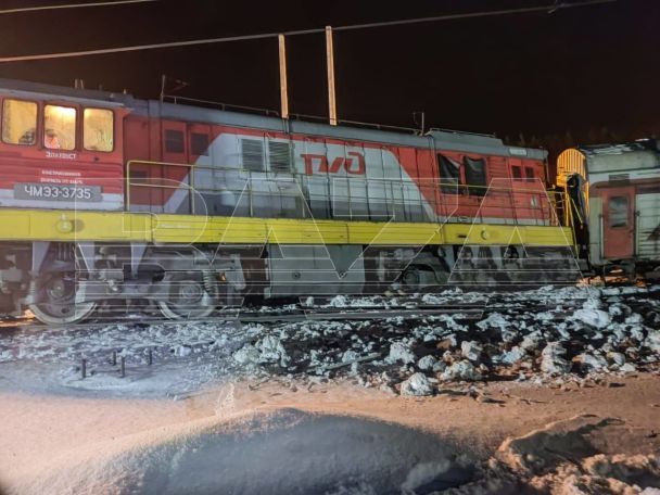 В России столкнулись тепловоз и грузовой поезд/Фото: Baza