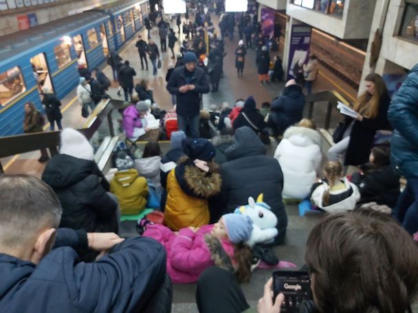 Під час повітряної тривоги поїзди метро не курсують мостами. Люди очікують відбою на станціях