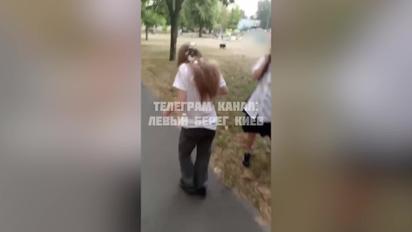 В Киеве подростки забросали девочку яйцами в день ее рождения