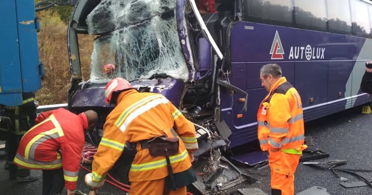 На межі Київщини та Черкащини автобус "Автолюкса" зіткнувся з вантажівкою