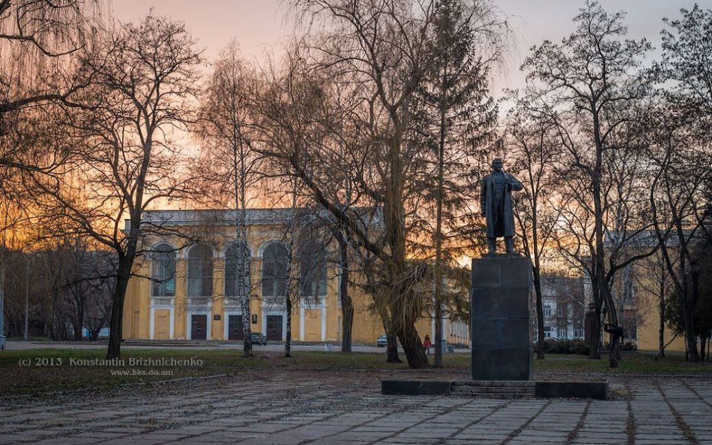 Напомним, что  памятник Ленина на главной площади Краматорска активисты снесли пять дней назад / © kartagoroda.com.ua