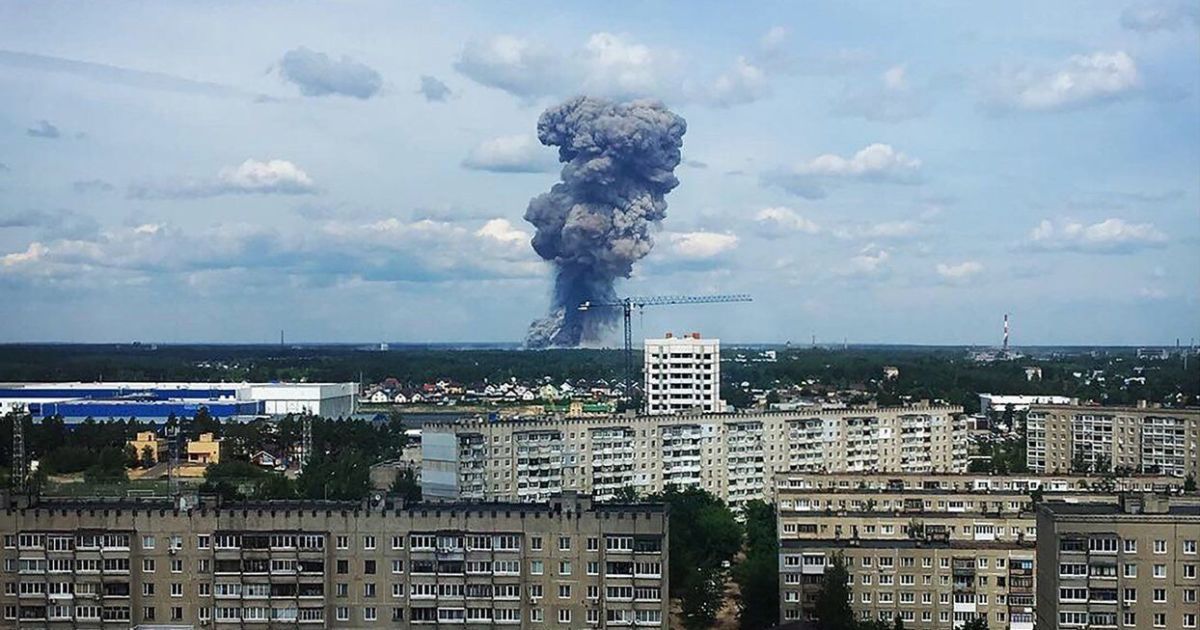 На оборонному заводі в РФ сталася серія вибухів. Постраждали понад 75 осіб, введено режим НС