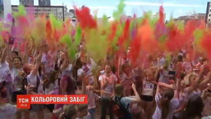 Тысячи людей в краске пробежали столицей, чтобы собрать деньги на нужды больных детей