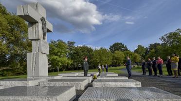Порошенко встав на коліна перед пам’ятником жертвам Волинської трагедії