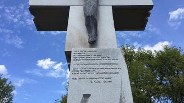 Порошенко встав на коліна перед пам’ятником жертвам Волинської трагедії_3 / © Facebook.com/EuroMajdanWarszawa