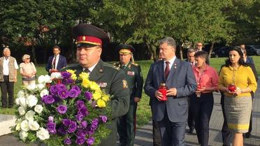 Порошенко встав на коліна перед пам’ятником жертвам Волинської трагедії_2 / © Facebook.com/EuroMajdanWarszawa