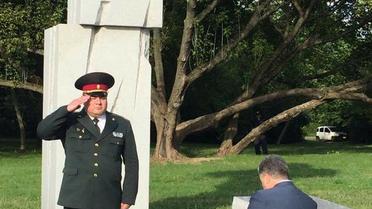 Порошенко встав на коліна перед пам’ятником жертвам Волинської трагедії_1 / © Facebook.com/EuroMajdanWarszawa