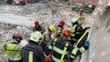 Спасательная операция в Киеве на месте российской атаки