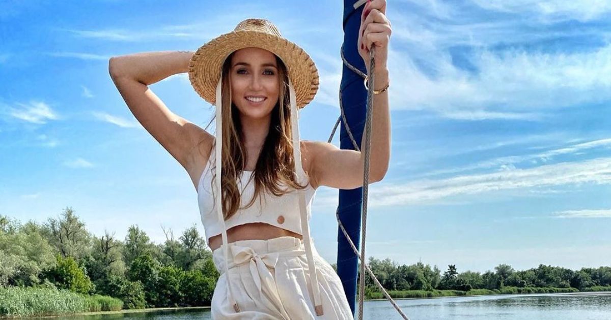 Анна Ризатдинова произвела фурор снимками в оригинальном купальнике