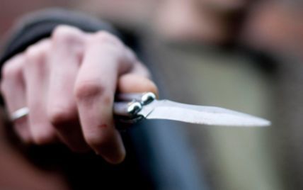 В Запорожье 17-летний наркозависимый порезал патрульного ножом: правоохранитель в критическом состоянии