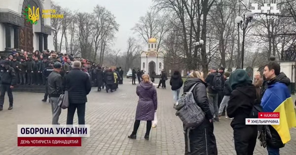 Біля собору на Хмельниччині, де відбулися сутички, знову збираються активісти: сторони заявляють про “захоплення”