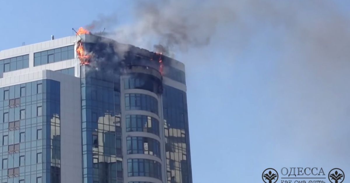 Сначала в здании загорелись верхние этажи