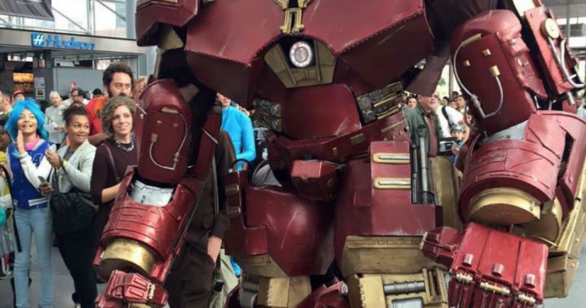 Костюм вражає розмірами та автоматикою / © Facebook/Extreme Costumes