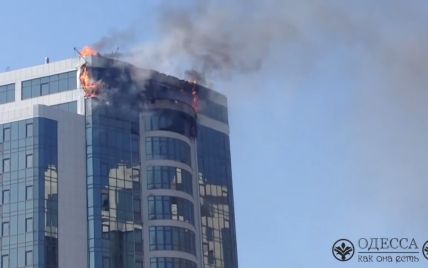 Очевидцы сняли на видео, как начинался масштабный пожар в одесской элитной высотке